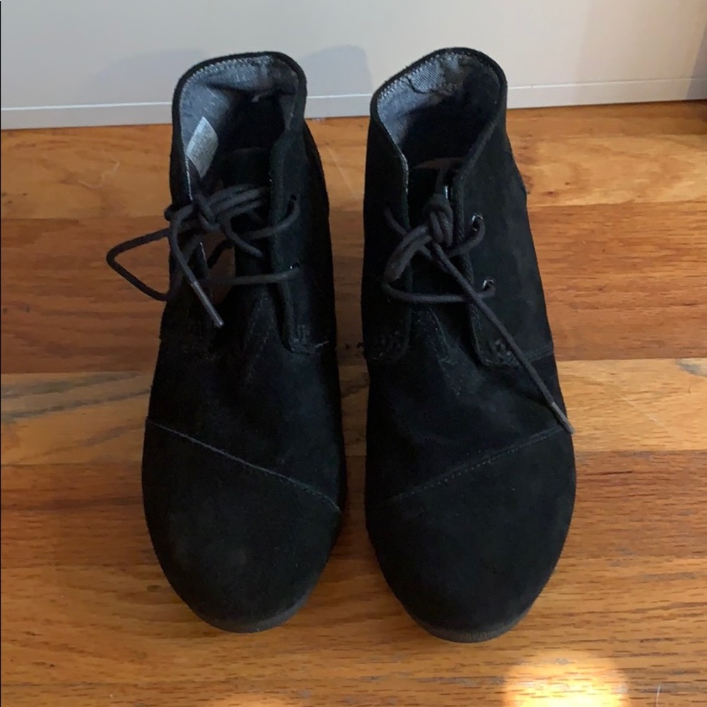NEVER WORN Toms black suede wedges sz y5 or w6.5